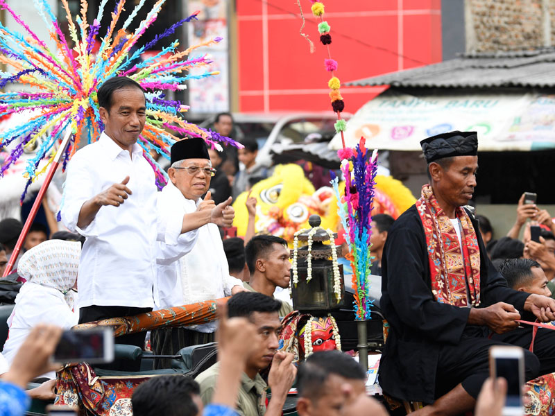 Calon Presiden dan Calon Wakil Presiden nomor urut 01 Joko Widodo dan Maruf Amin menyapa masyarakat Tangerang saat Karnaval Indonesia Satu.
