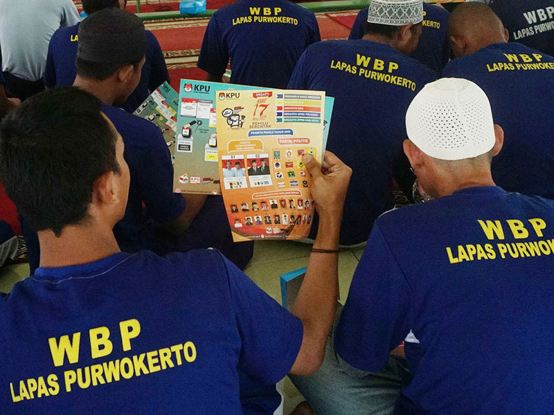 Warga binaan mengikuti sosialisasi Pemilu 2019 di Lembaga Pemasyarakatan