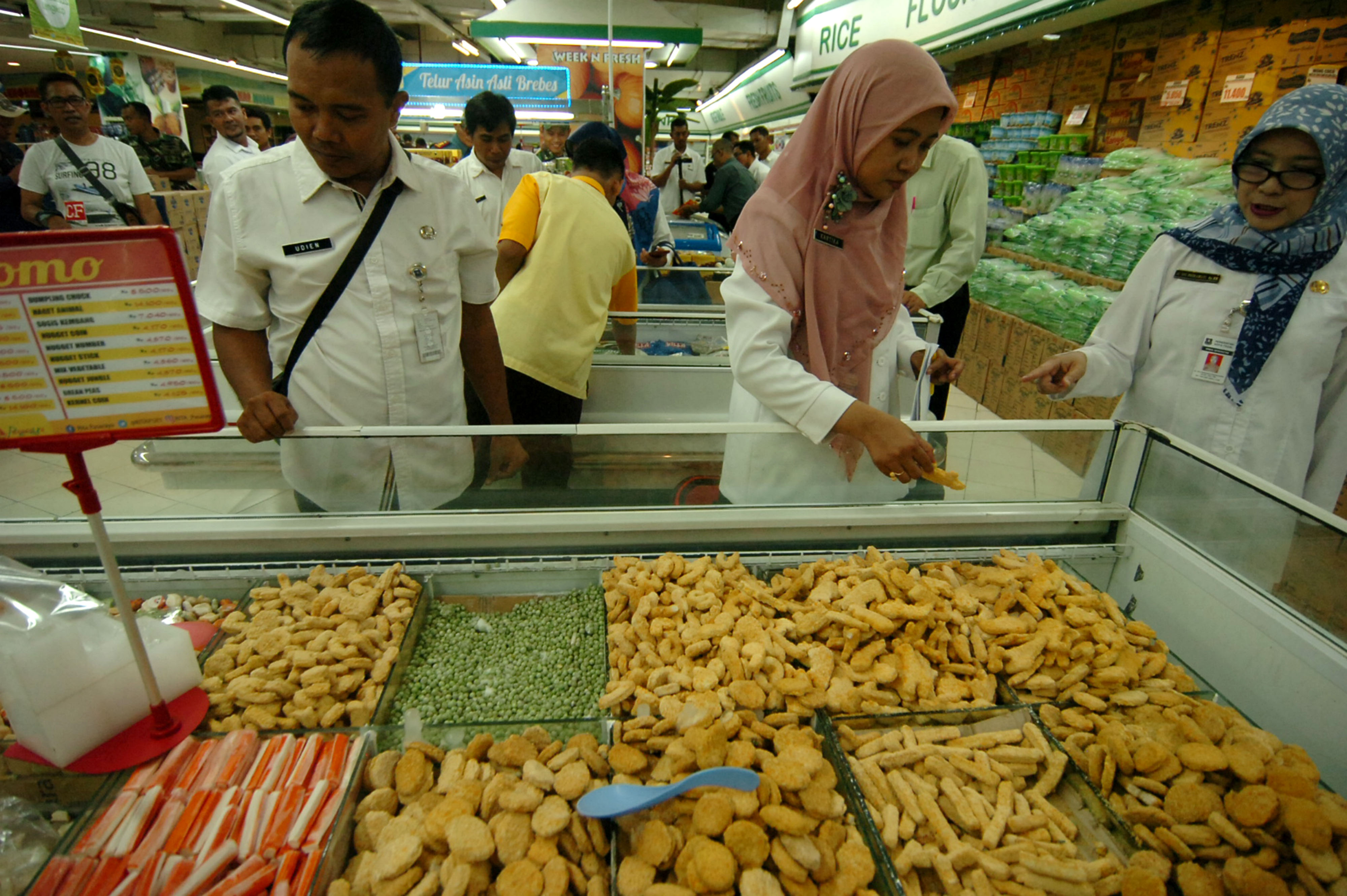  Petugas melakukan pemeriksaan saat razia makanan dan minuman di sebuah tempat perbelanjaan 