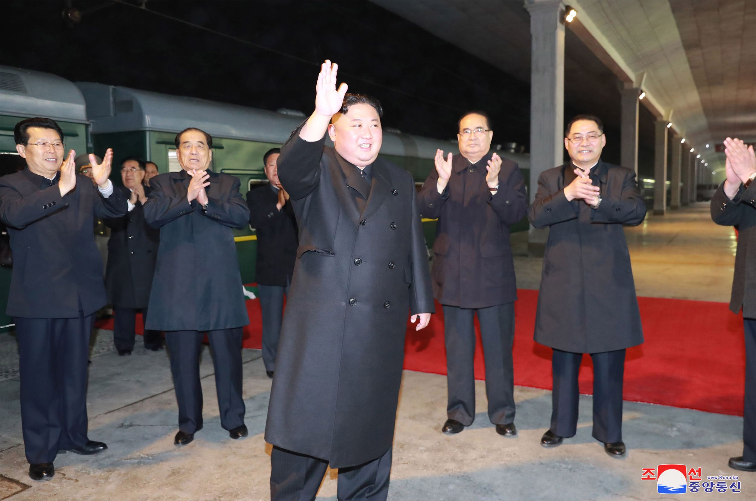 Pemimpin Korea Utara Kim Jong-un melambaikan tangan saat akan bertolak ke Rusia.