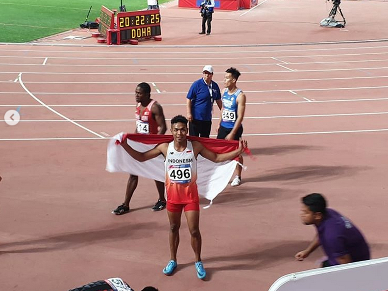 Sprinter Indonesia Lalu Muhammad Zohri merayakan keberhasilannya meraih medali perak di Kejuaraan Asia.