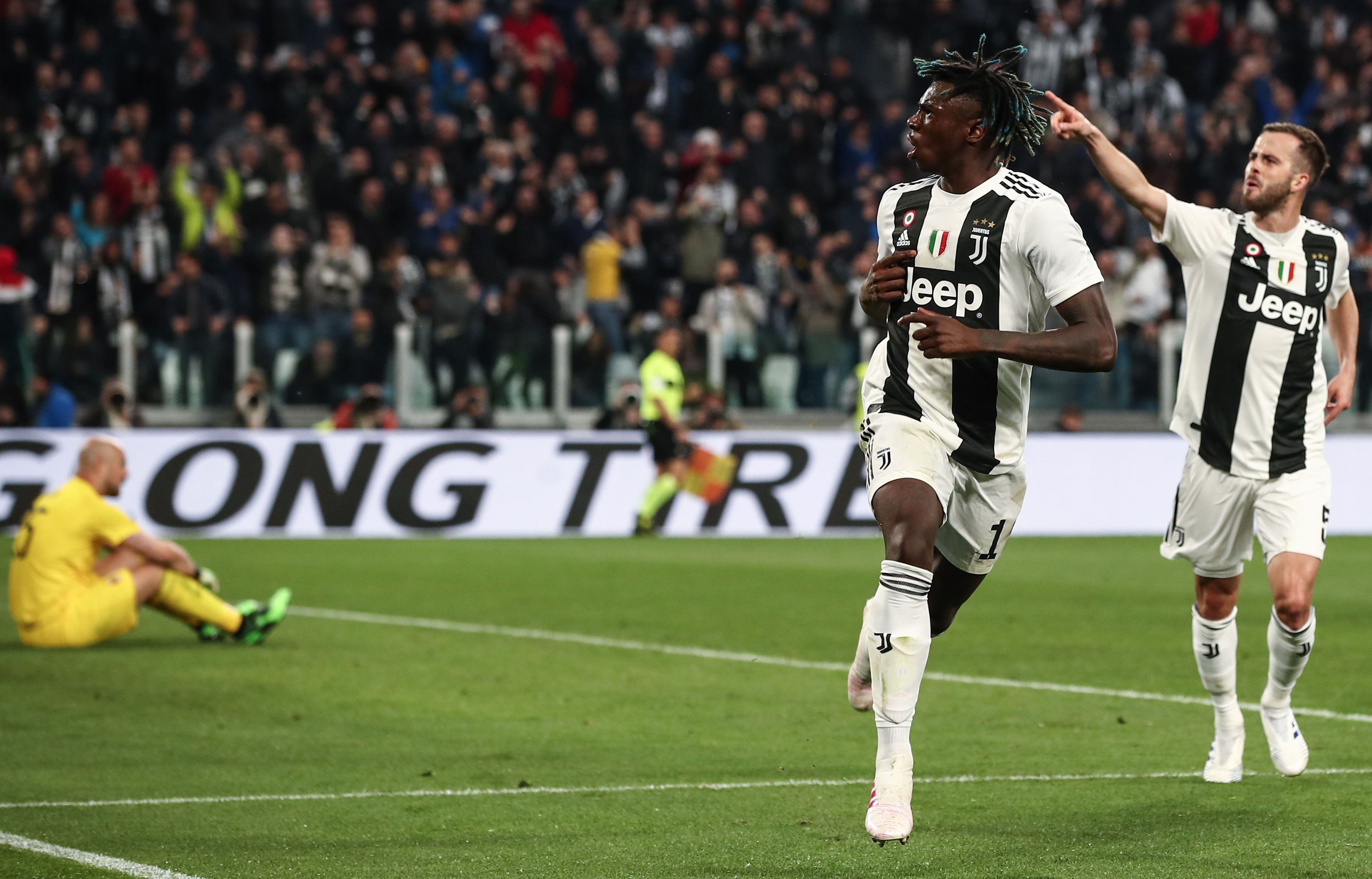 Pemain muda Juventus Moise Kean melakukan selebrasi usai mencetak gol ke gawang Milan, Sabtu (6/4)