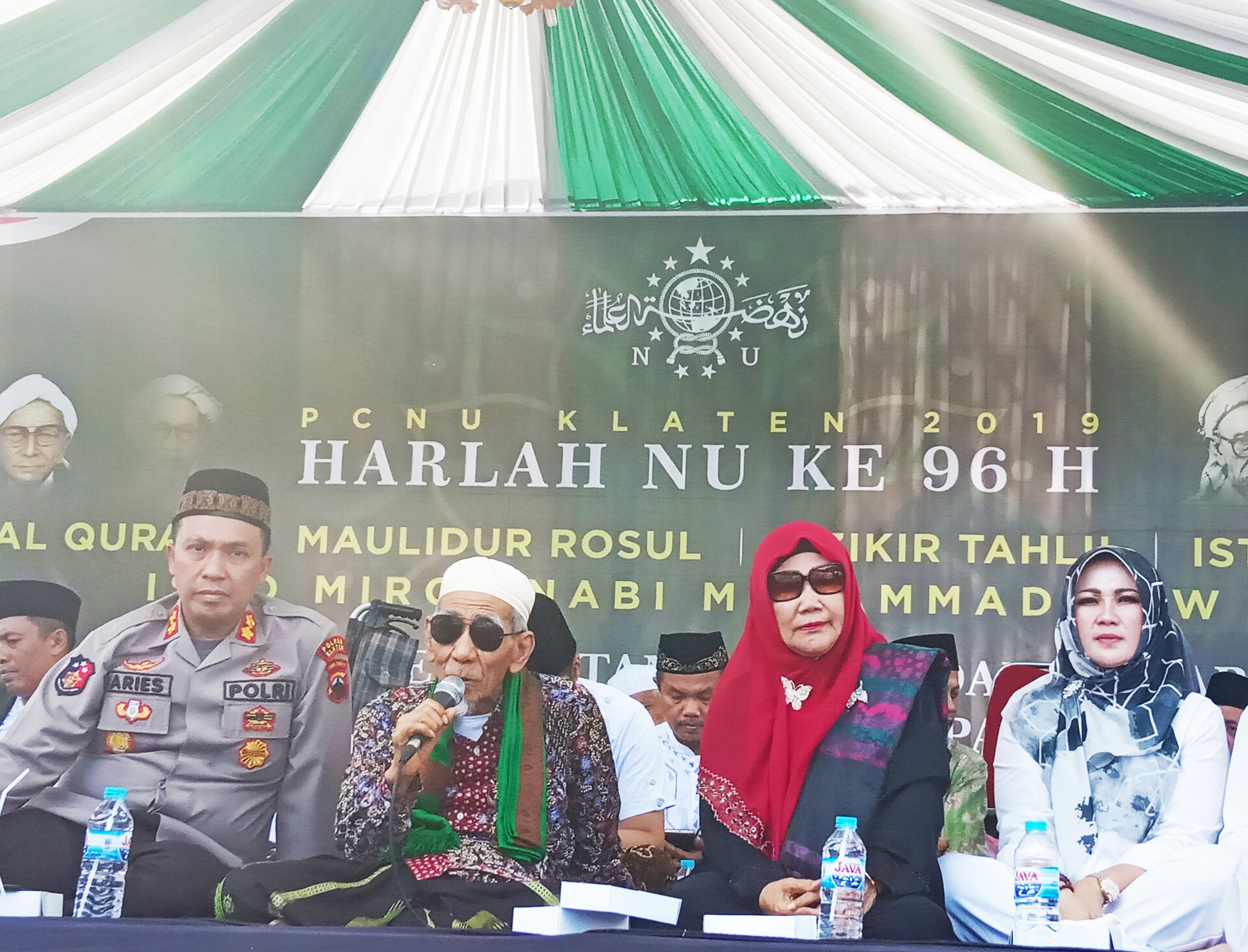 KH Maimoen Zubair hadiri Harlah ke-96 NU di Alun-Alun Klaten, Jawa Tengah, Rabu (3/4).