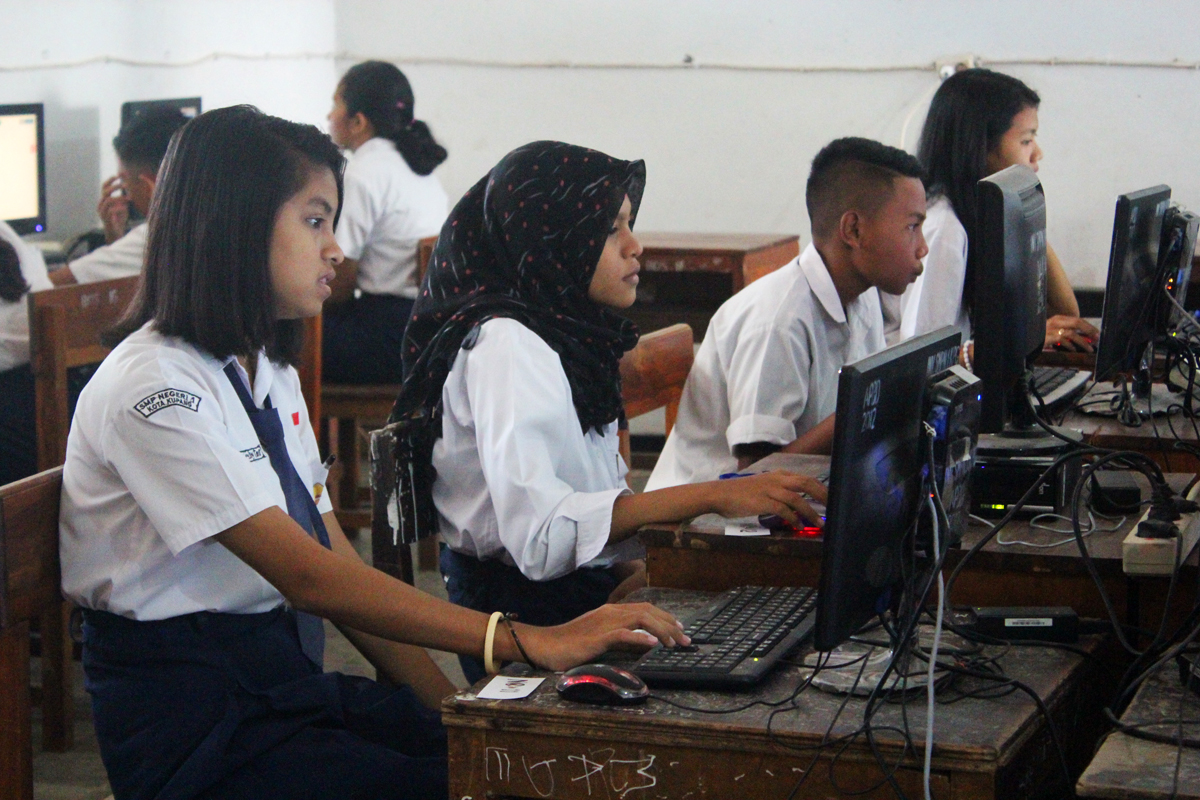 Siswa mengikuti ujian nasional berbasis komputer (UNBK) di SMP Negeri 1 Kupang