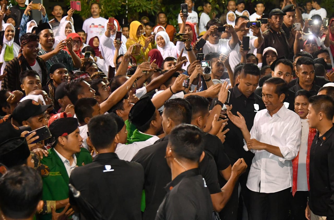 Calon Presiden petahana Joko Widodo disambut pendukungnya. 