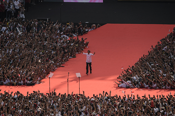 Calon Presiden Nomor urut 01 Joko Widodo (Jokowi) menyapa para pendukung di GBK