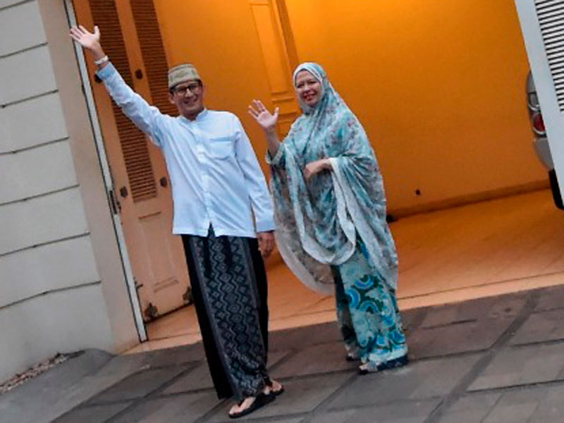 Calon Wakil Presiden nomor urut 02 Sandiaga Uno (tengah) bersama istri Nur Asia Uno (kanan)