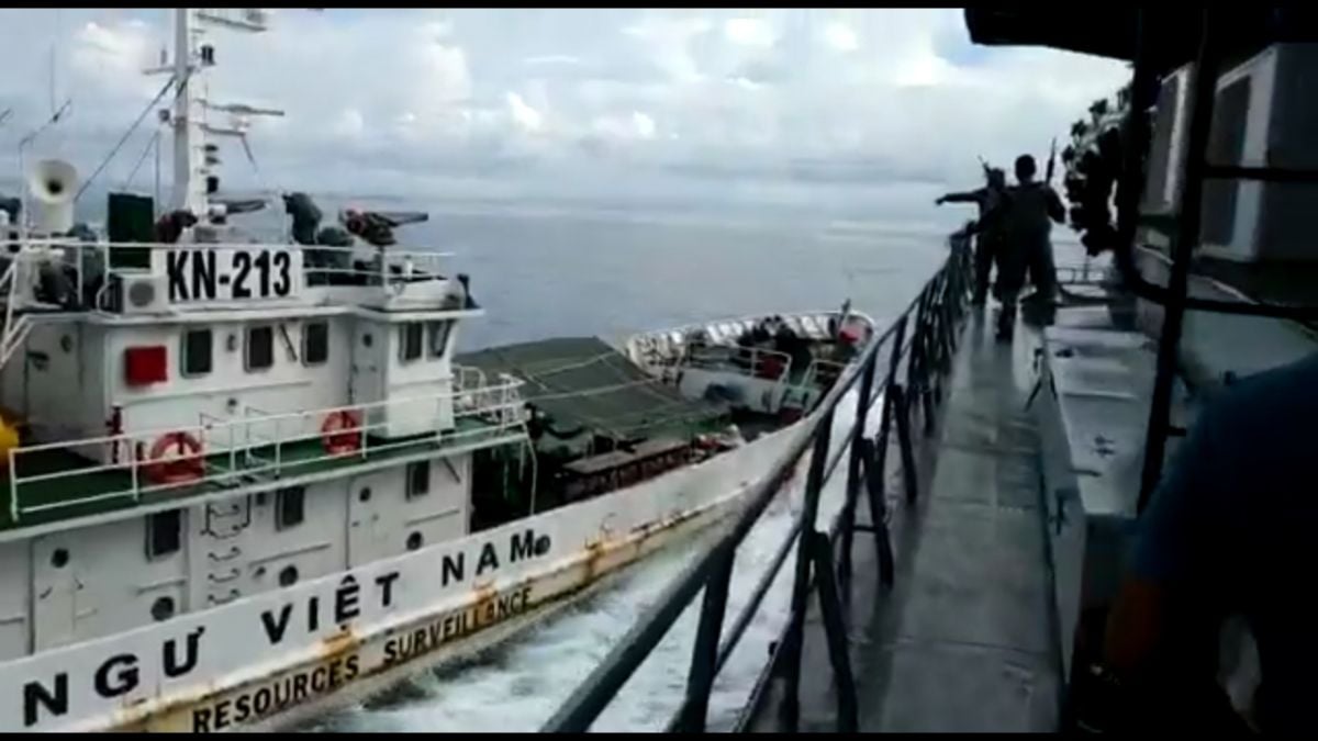 Kapal Pengawas Perikanan Vietnam menubrukkan kapal ke KRI Tjiptadi-381, Sabtu (27/4).