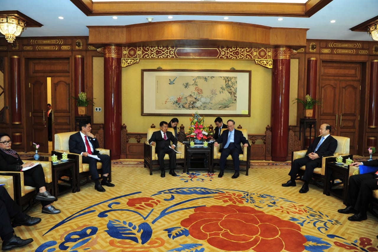 Wakil Presiden RI Jusuf Kalla melakukan pertemuan bilateral dengan Wakil Presiden Tiongkok Wang Qishan di Beijing, Tiongkok, Kamis (25/4)