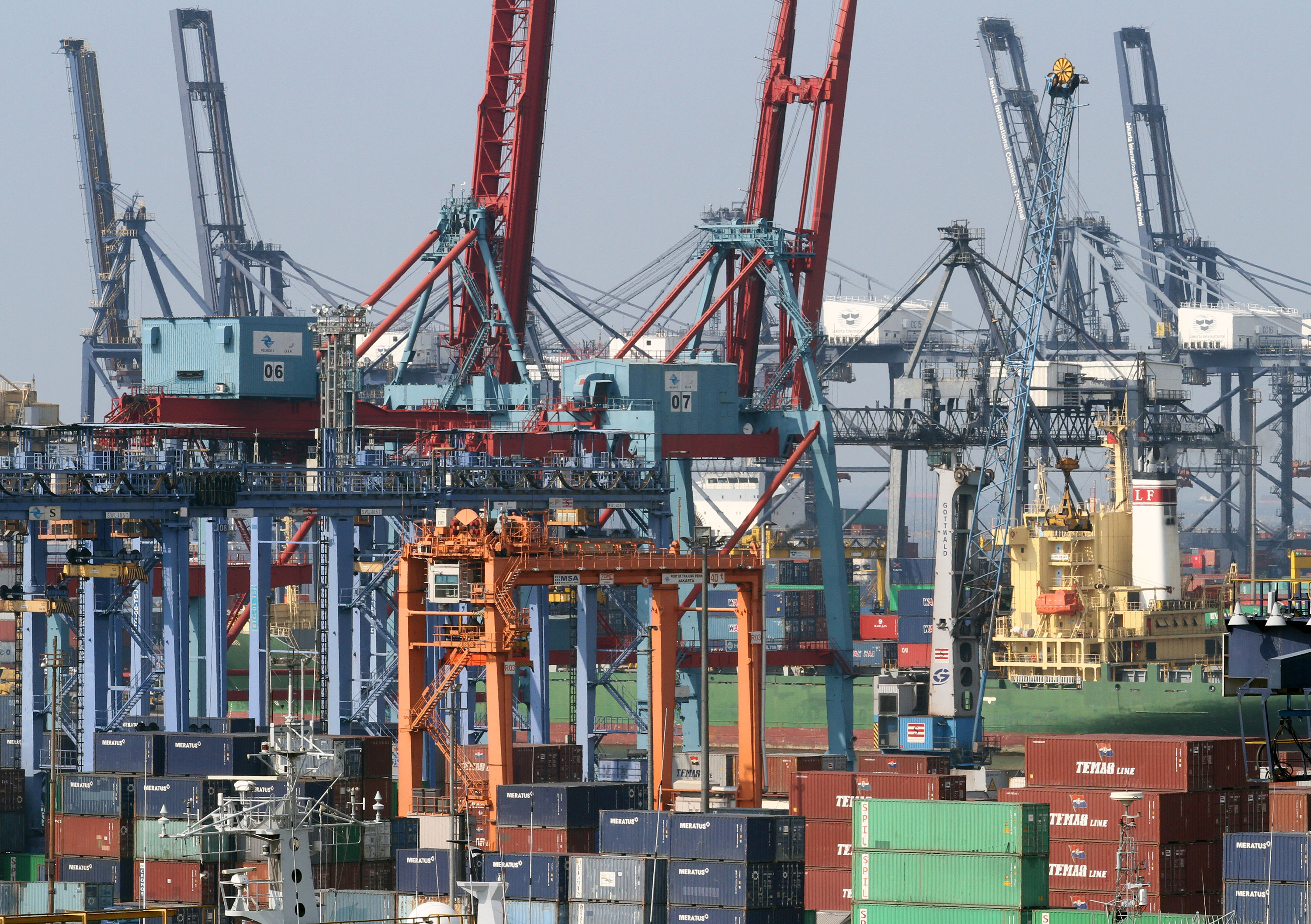 Suasana aktivitas bongkar muat peti kemas di Tanjung Priok, Jakarta