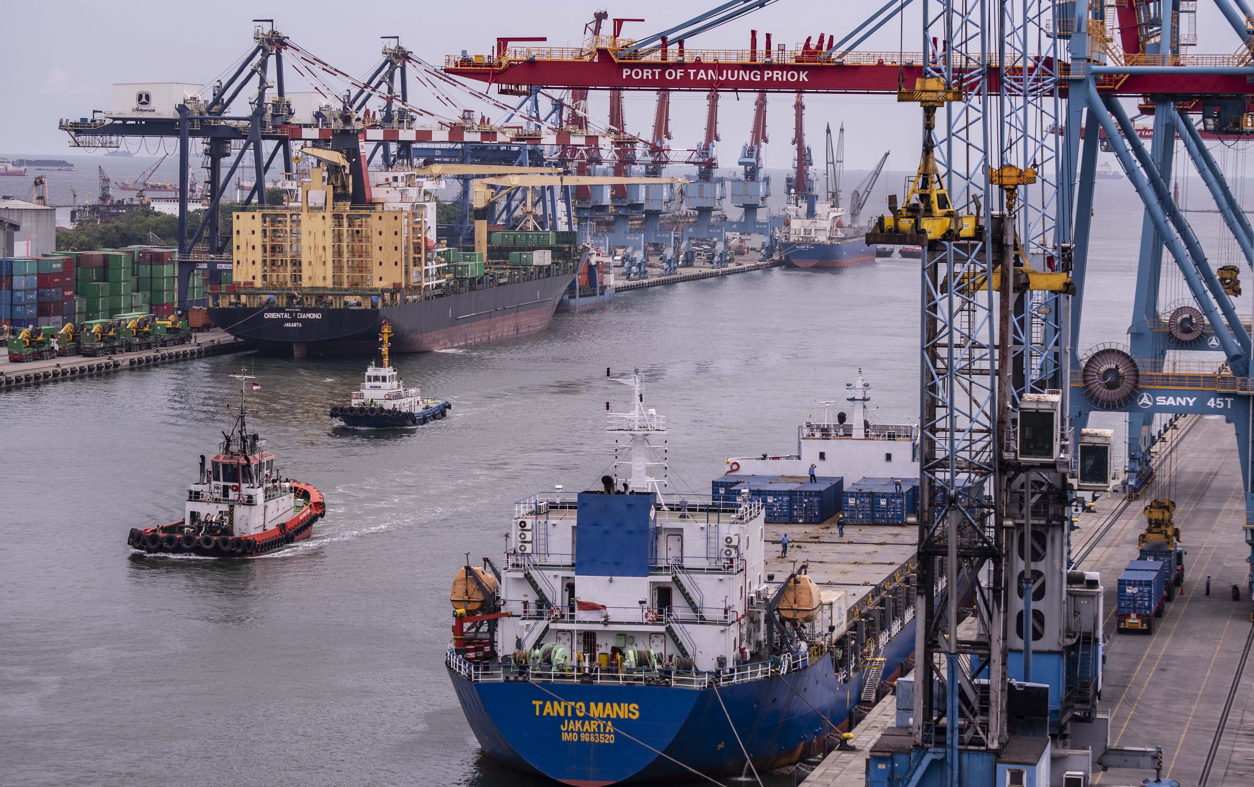 Sejumlah kapal melakukan bongkar muat peti kemas di Pelabuhan Tanjung Priok, Jakarta