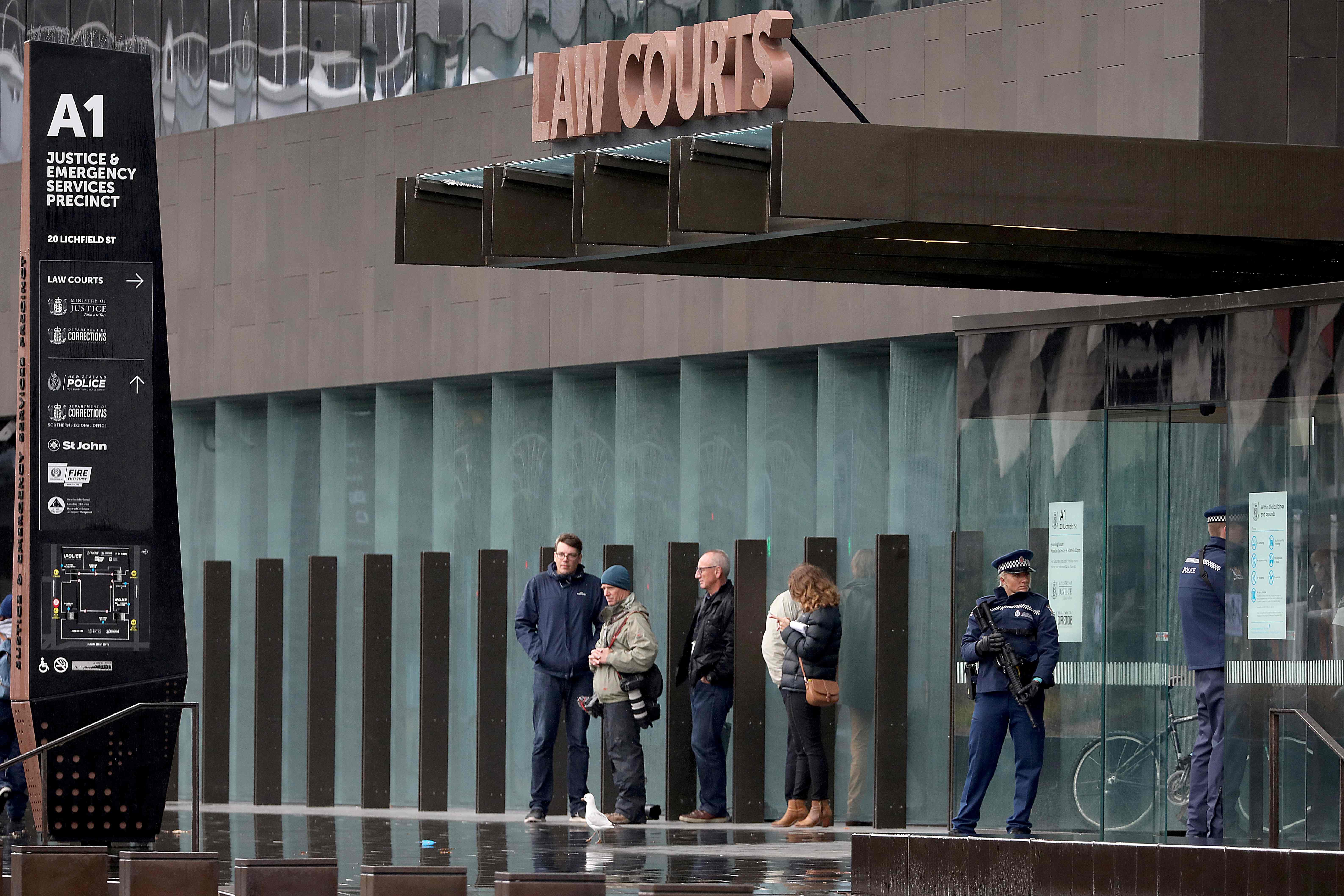 Polisi bersenjata berdiri di luar Pengadilan Distrik Christchurch di Christchurch pada 5 April 2019 sebagai tersangka pria bersenjata, Brent