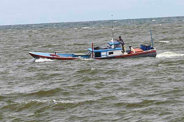 Dua nelayan yang sedang berlayar mencari ikan di perairan Selatalaka, Provinsi Aceh