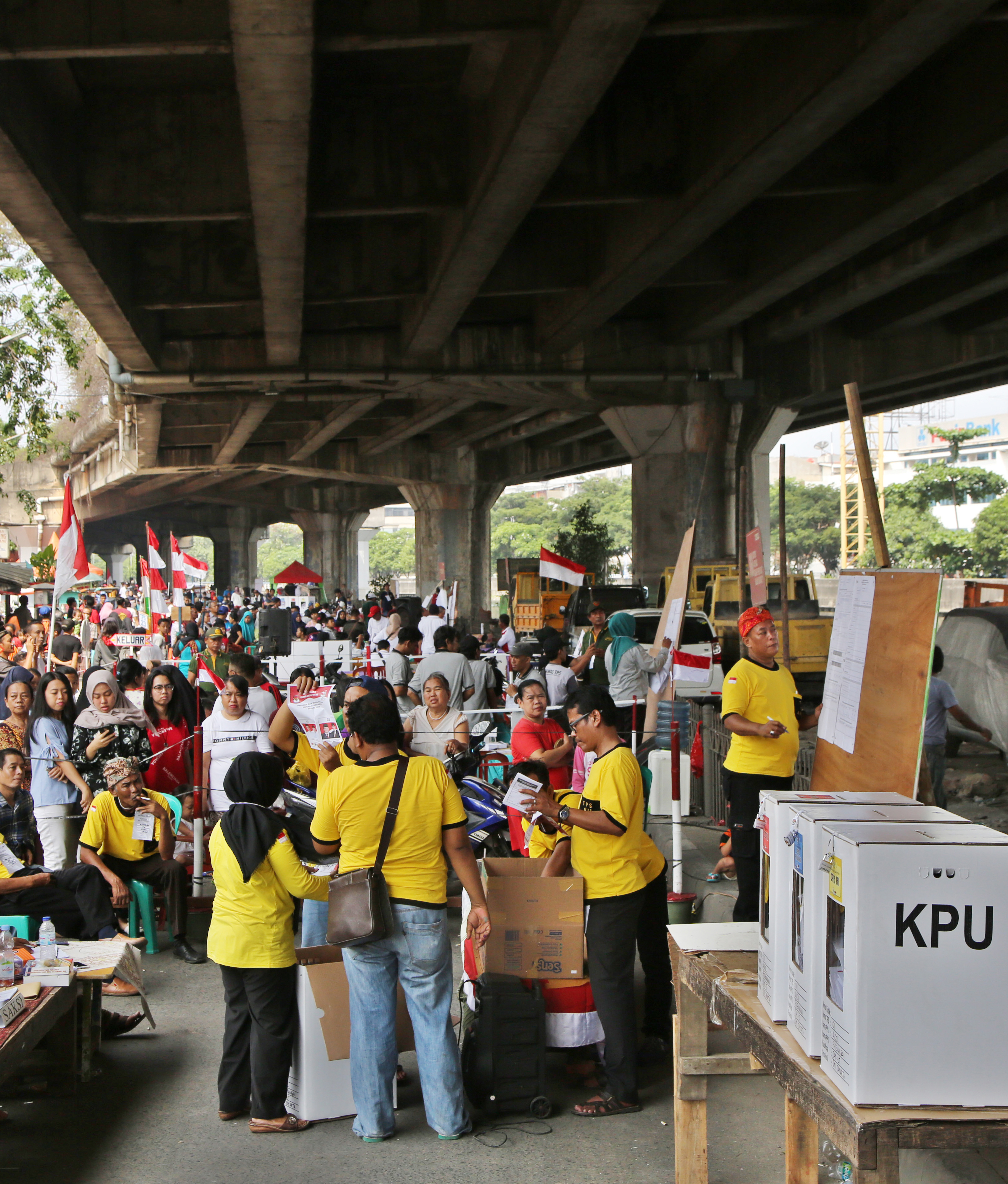 Warga antusias mengikuti perhitungan suara Pilpres 2019 di TPS sepanjang jalan Lodan, Ancol, Pademangan, Jakarta Utara, Rabu (17/4). 