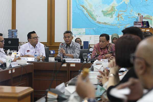 RAPAT EVALUASI DEBAT KE 4 DAN PERSIAPAN DEBAT KE 5: Komisioner Komisi Pemilihan Umum (KPU) Wahyu Setiawan (tengah) memimpin rapat evaluasi d