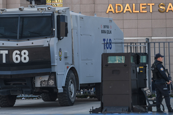 Seorang petugas kepolisian Turki bersiaga setelah penangkapan terduga teroris