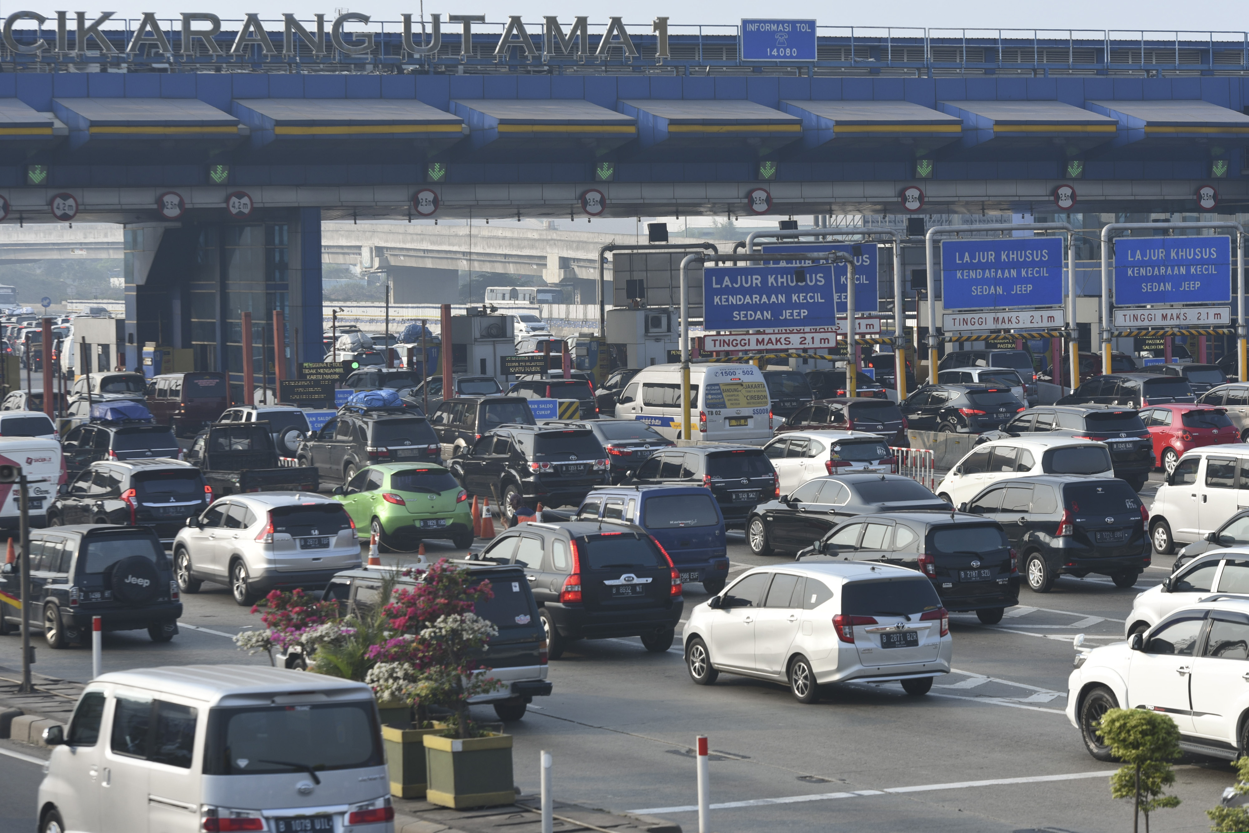 Gerbang tol Cikarang Utama (Cikarut) akan dipindah untuk mengurai kemacetan.