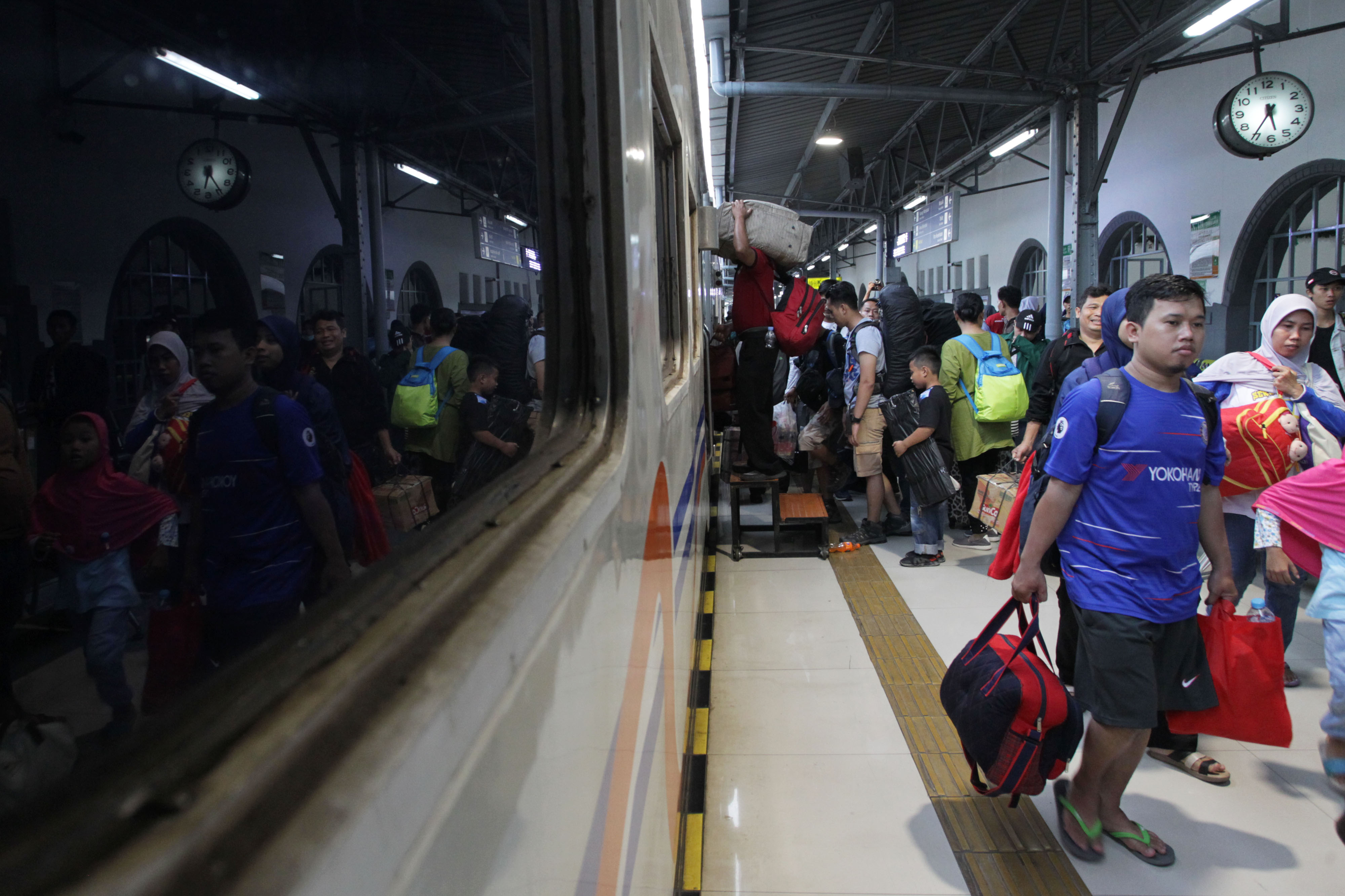 Penumpang kereta api Brantas Tambahan jurusan Jakarta-Blitar memasuki kereta di Stasiun Pasar Senen