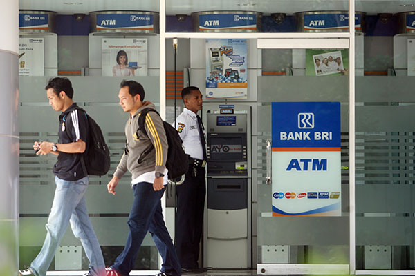 Warga melintas di salah cabang BRI di Jakarta