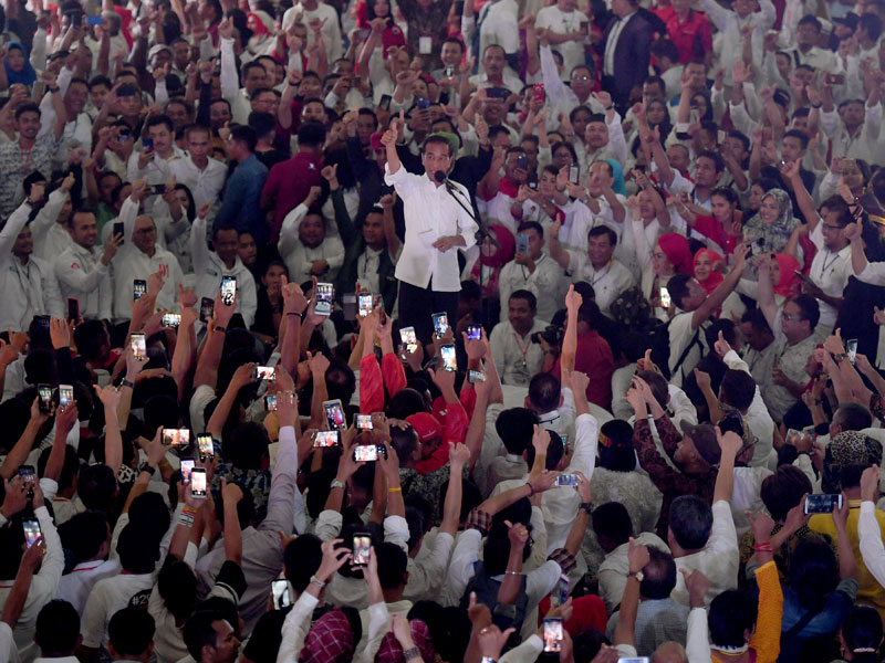 Calon Presiden nomor urut 01 Joko Widodo berpidato saat kampanye di GOR Dispora Sumut, Deli Serdang, Sumatera Utara, Jumat (5/4/2019).