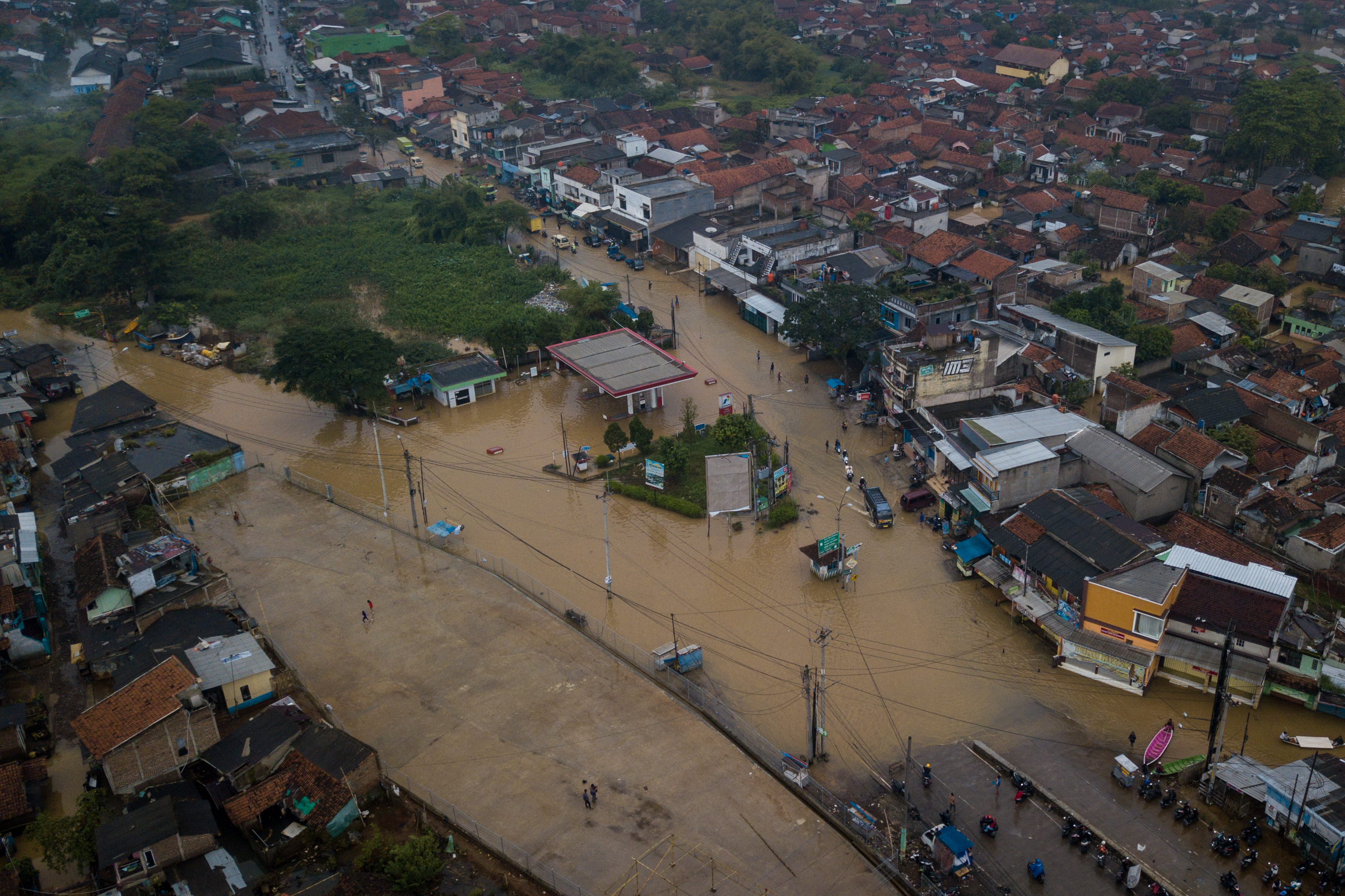 Foto udara jalan yang tergenang banjir di Andir, Dayeuhkolot Kabupaten Bandung, Jawa Barat