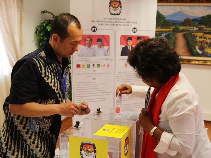 Masyarakat Indonesia berbondong-bondong mendatangi Tempat Pemungutan Suara (TPS) Luar Negeri di Kantor KBRI Lisabon.