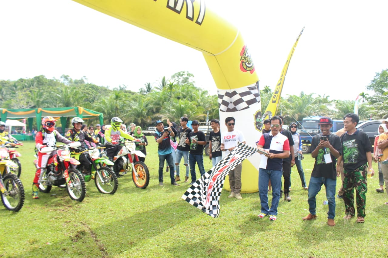 Bupati Bengkulu Tengah Ferry Ramli melepas 250 raider motor trail yang menjadi peserta Jelajah Alam Gunung Bungkuk.