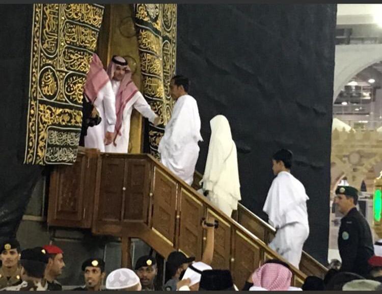 Presiden Joko Widodo bersama keluarga memasuki Kakbah