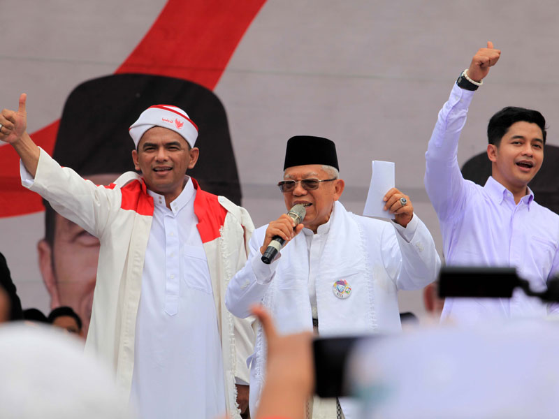 Calon Wakil Presiden nomor urut 01 KH Ma'ruf Amin bersama sejumlah pendukung acara menyampaikan pidato ketika berkampanye di Parkir Timur Ko
