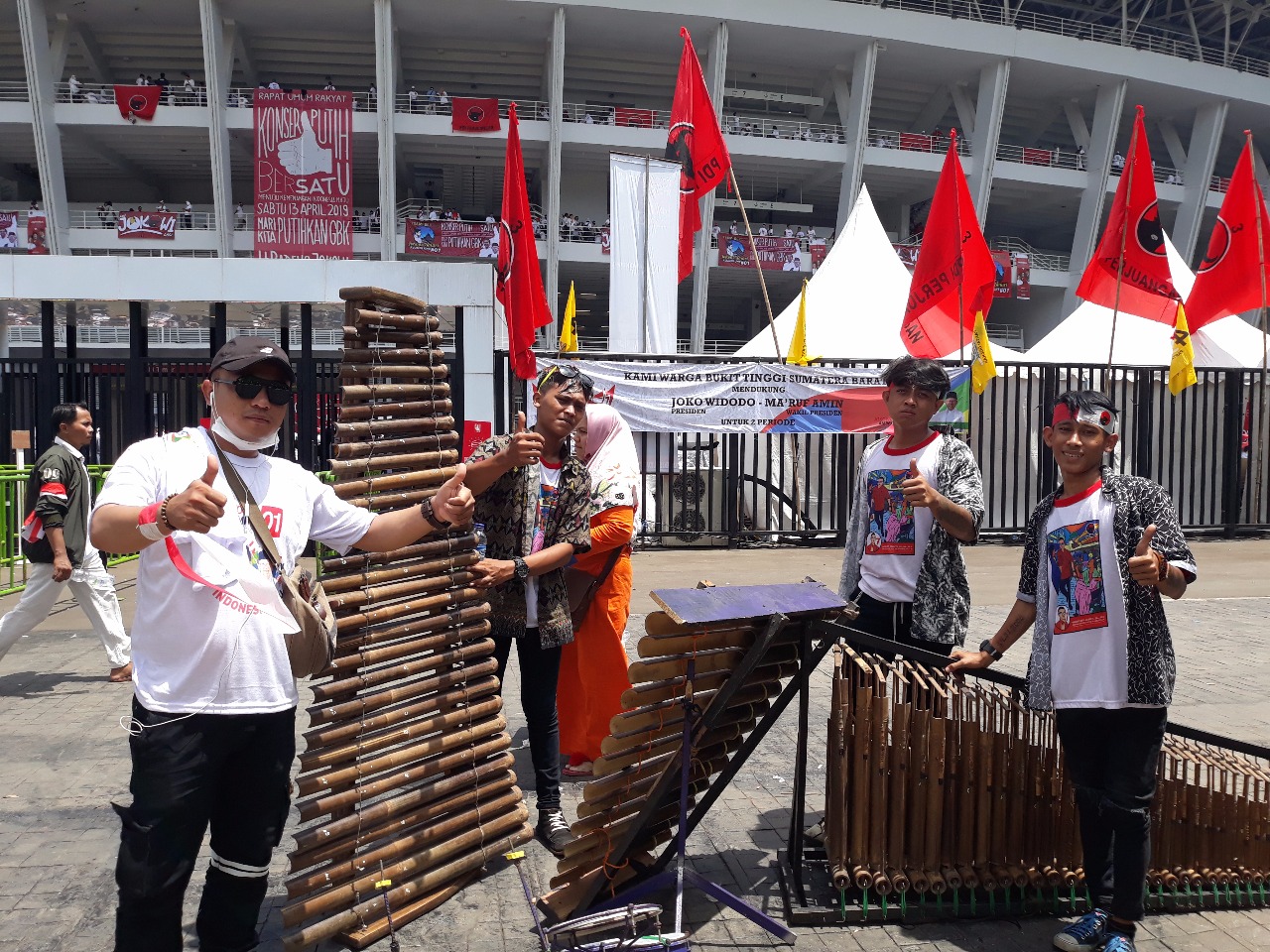 Atraksi budaya di luar Stadion GBK