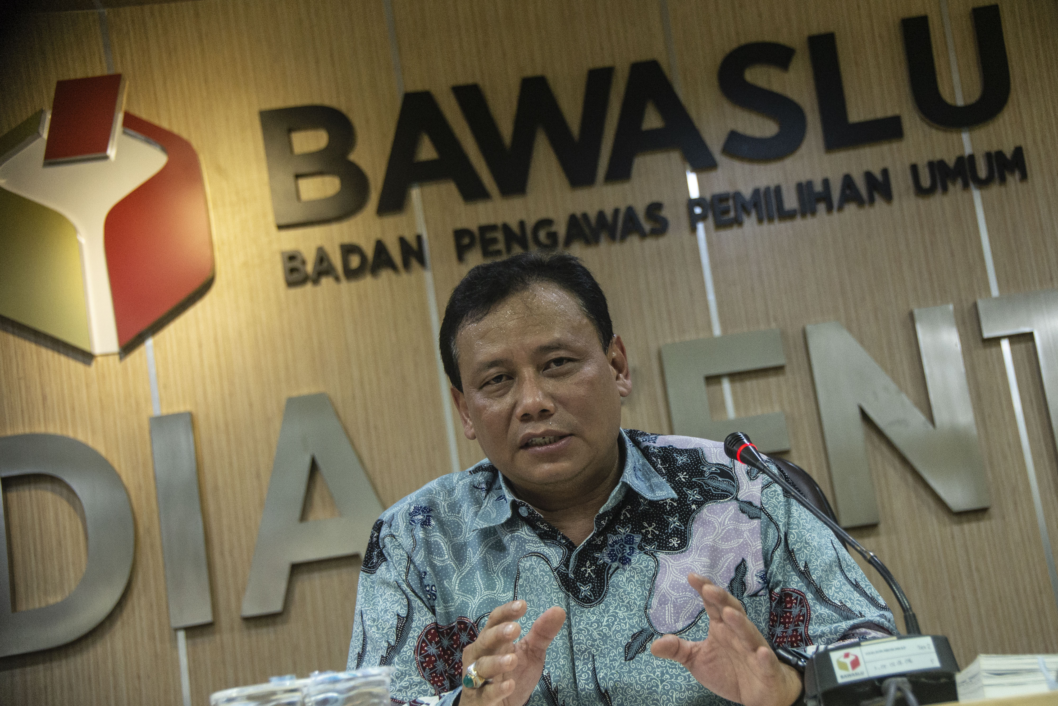 Ketua Bawaslu Abhan (tengah) berbicara dalam diskusi media di Media Center Bawaslu, Jakarta, Jumat (24/8).