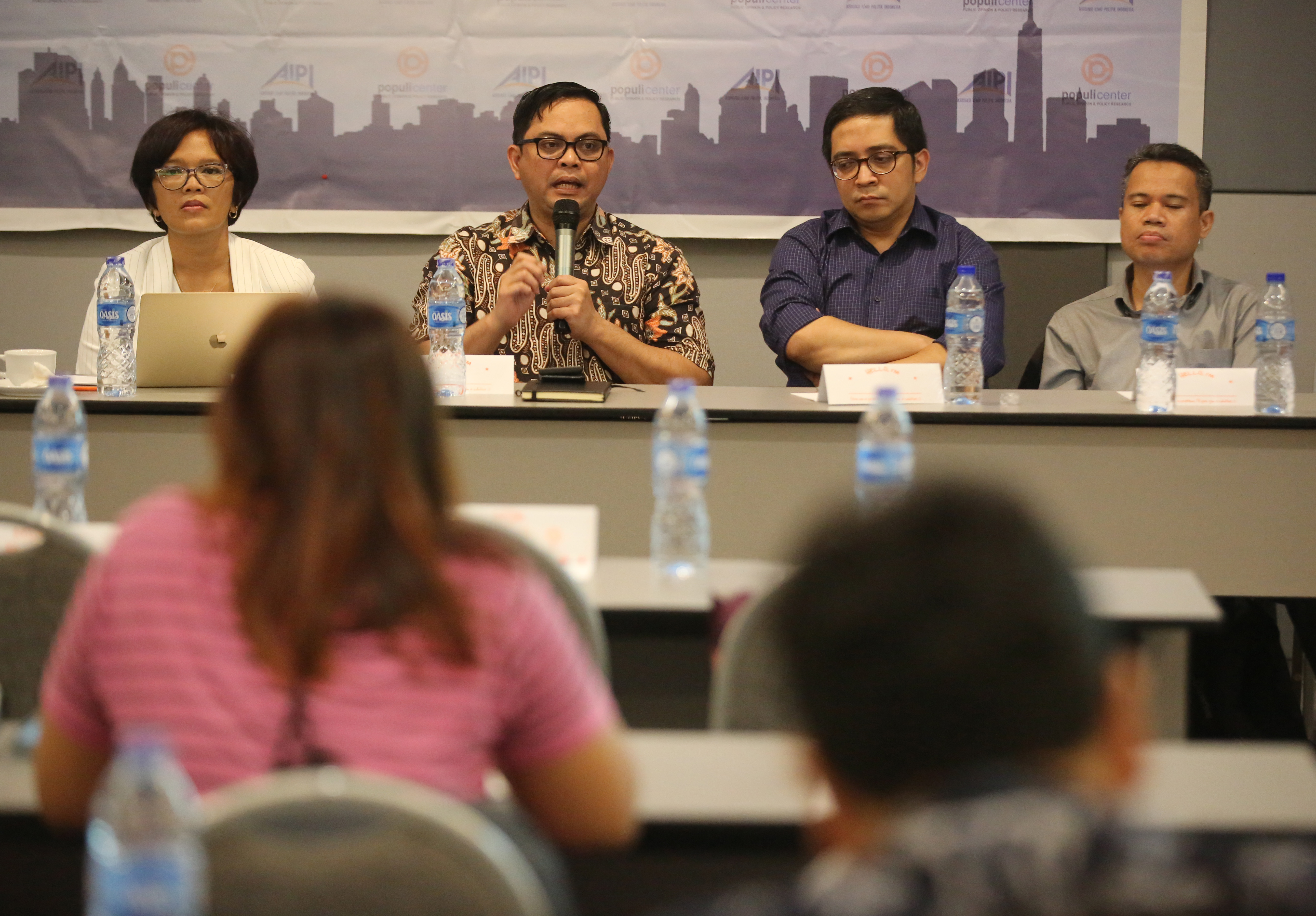  Komisioner KPU Viryan Aziz (dua kiri), Direktur Eksekutif CSIS Philips J. Vermonte (dua kanan), Peneliti Senior Populi Center Afrimadona