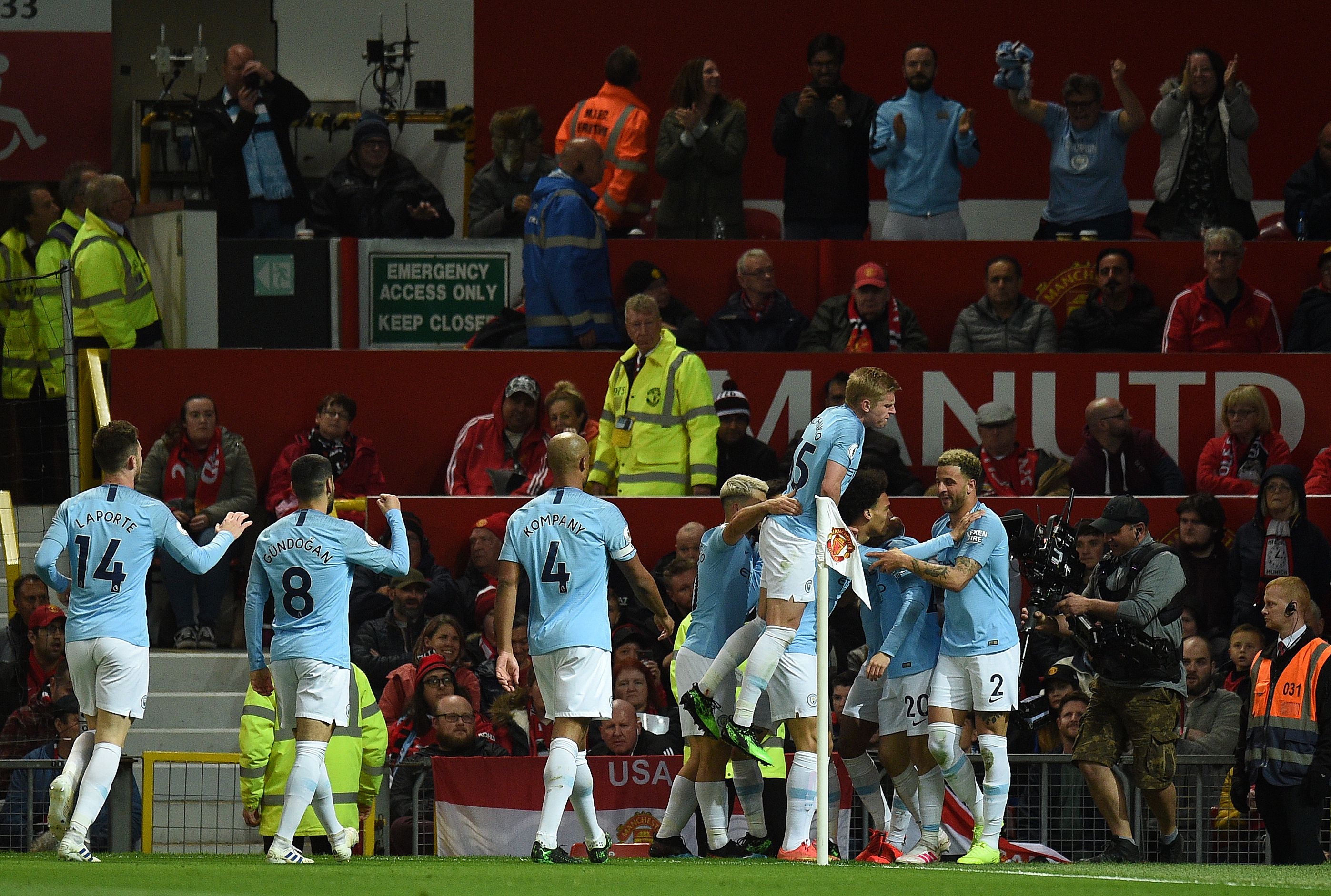 Para pemain Manchester City merayakan gol Bernardo Silva.