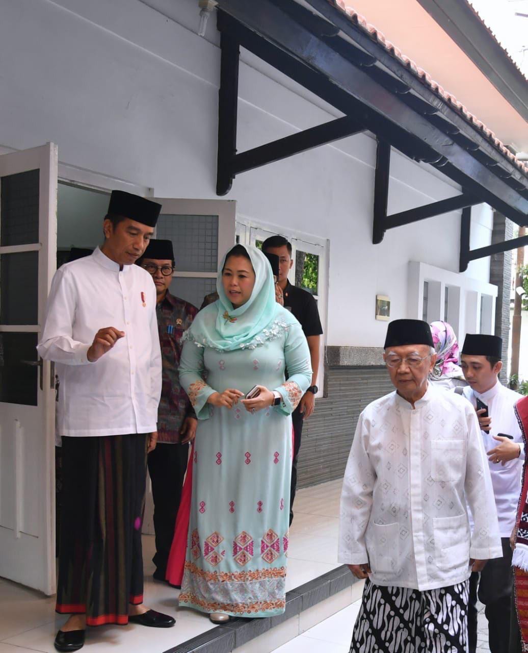 Jokowi dan Yenny Wahid saat berada di salah satu pesantren di Jawa Timur