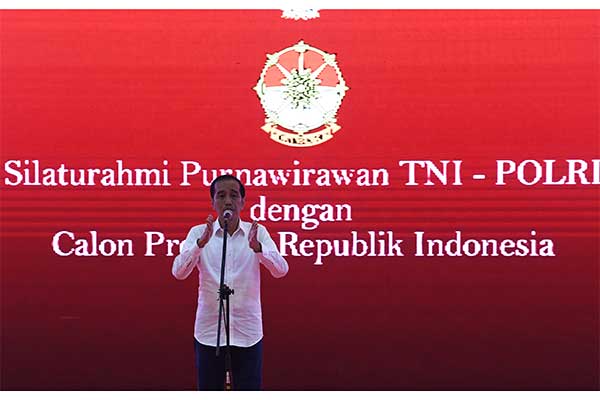 Calon Presiden nomor urut 01 Joko Widodo menyampaikan paparan ketika menghadiri silaturahmi dengan purnawirawan TNI-Polri di JI Expo, Kemayo