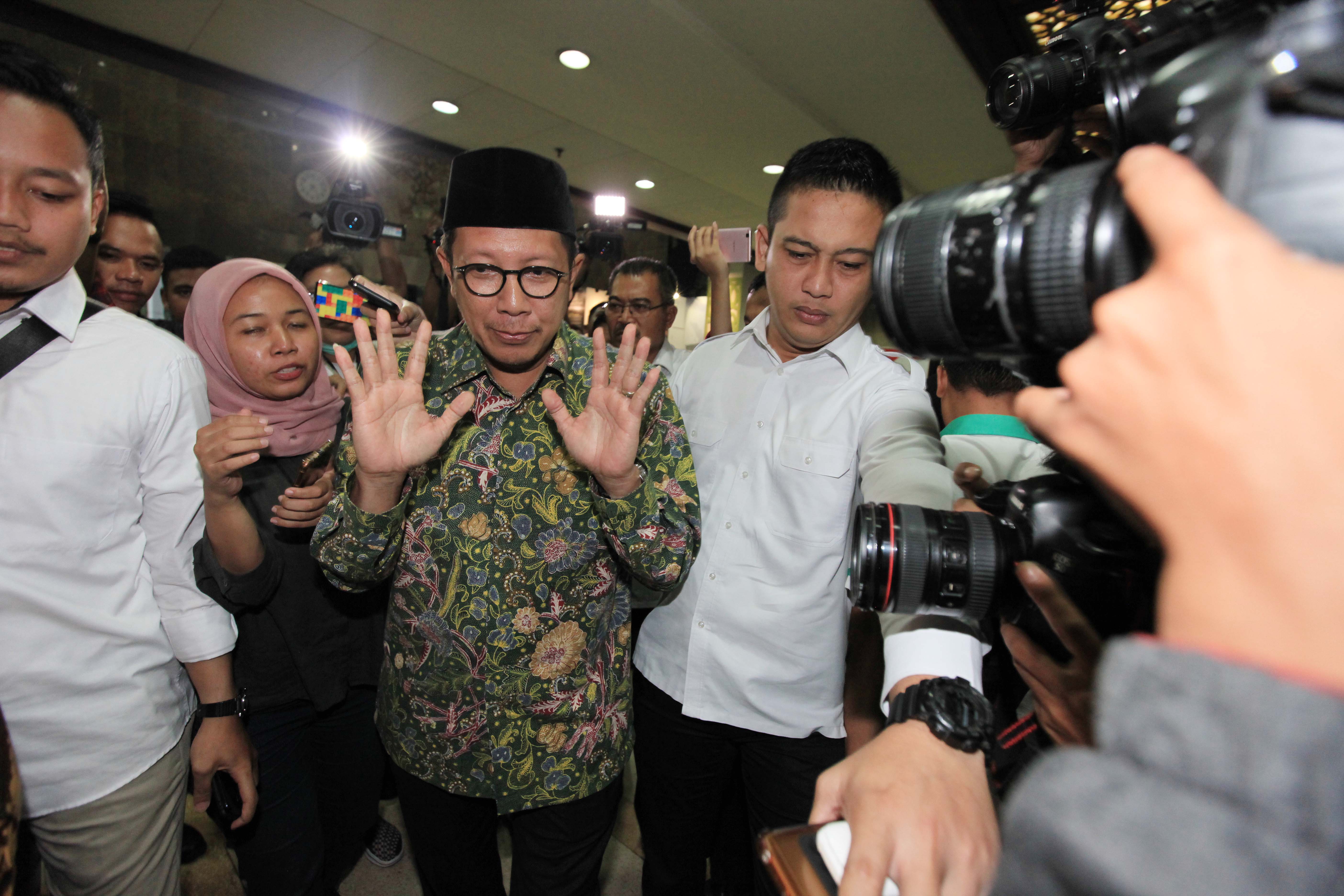Menteri Agama Lukman Hakim Saifuddin (tengah)