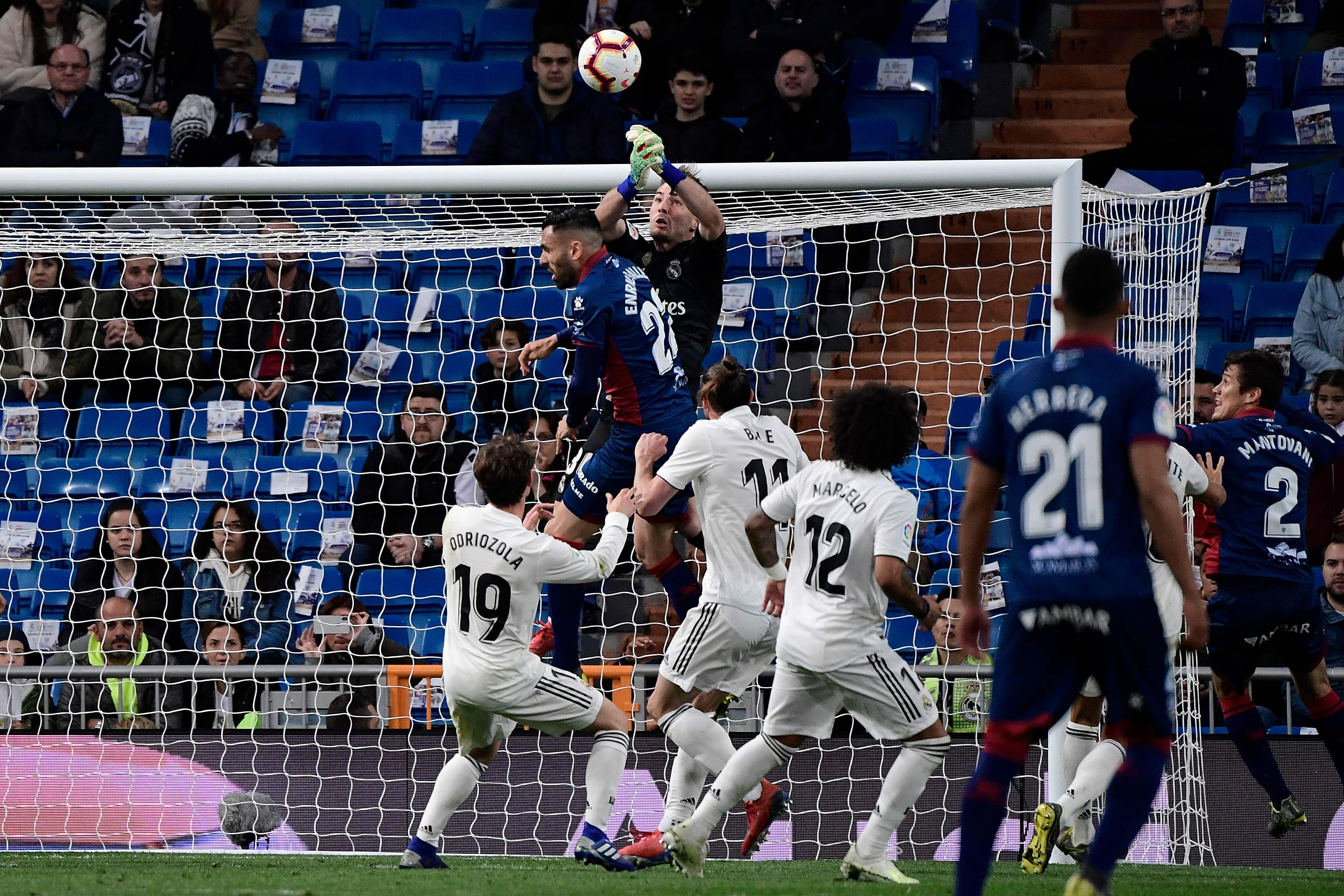 Luca Zidane saat menjadi penjaga gawang utama Real Madird di laga kontra Huesca di Santiago Bernabeu, Senin (1/4) dini hari