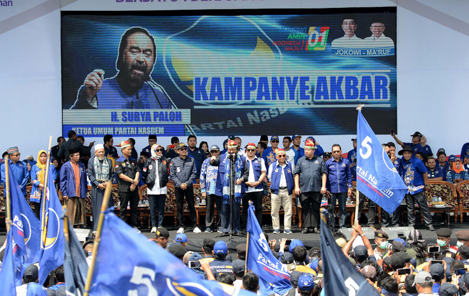 Ketua Umum Partai NasDem Surya Paloh didampingi Ketua DPP dan DPW Jawa Timur menyampaikan pidatonya pada kampanye akbar Partai NasDem.