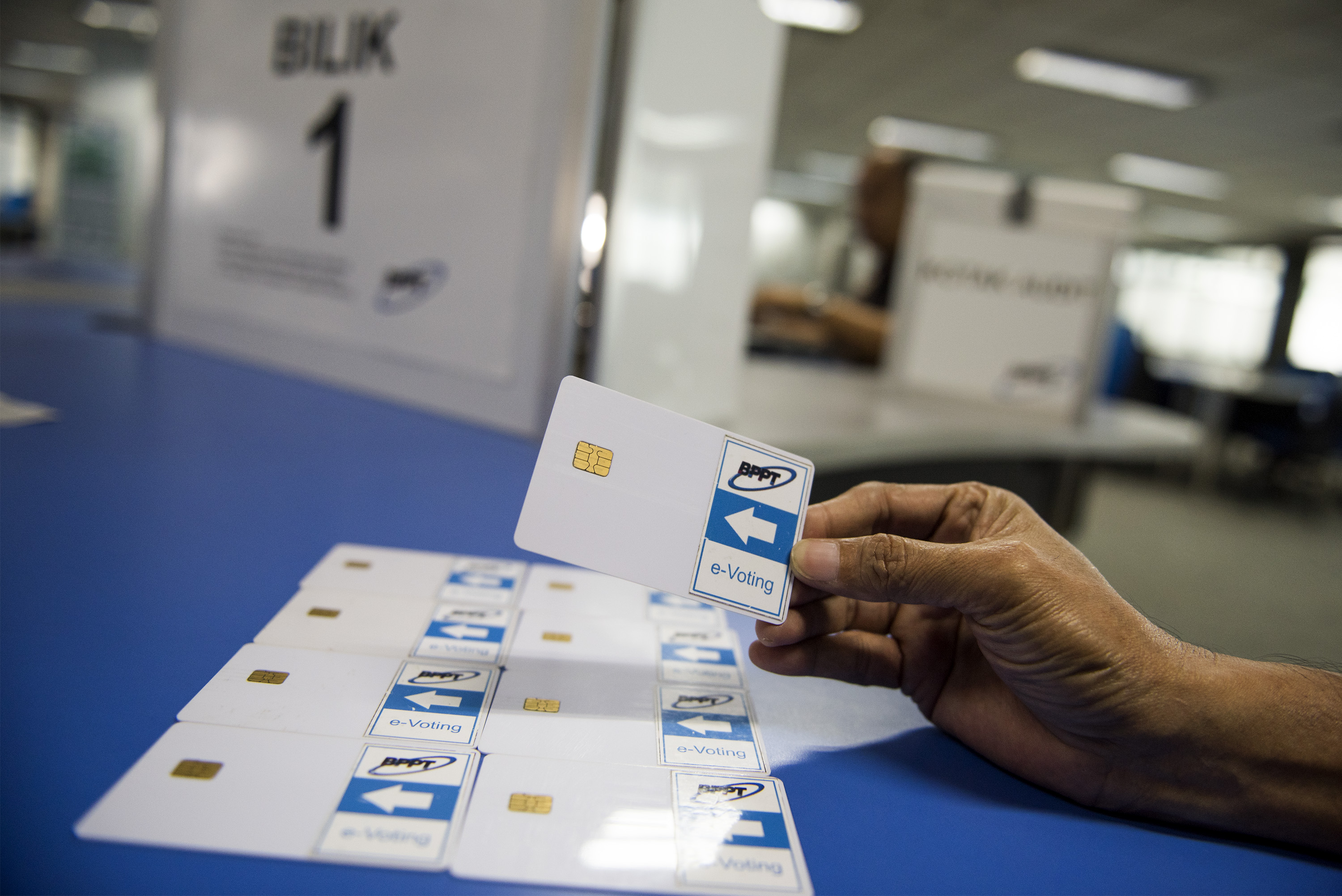  Petugas menunjukan kartu token pemilih saat simulasi alat E-Voting di gedung Badan Pengkajian dan Penerapan Teknologi (BPPT) 2015 silam