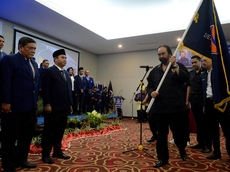 Ketua Umum Partai NasDem Surya Paloh membawa bendera pitaka untuk diserahkan kepada pengurus baru dalam pelantikan DPD Partai NasDem.