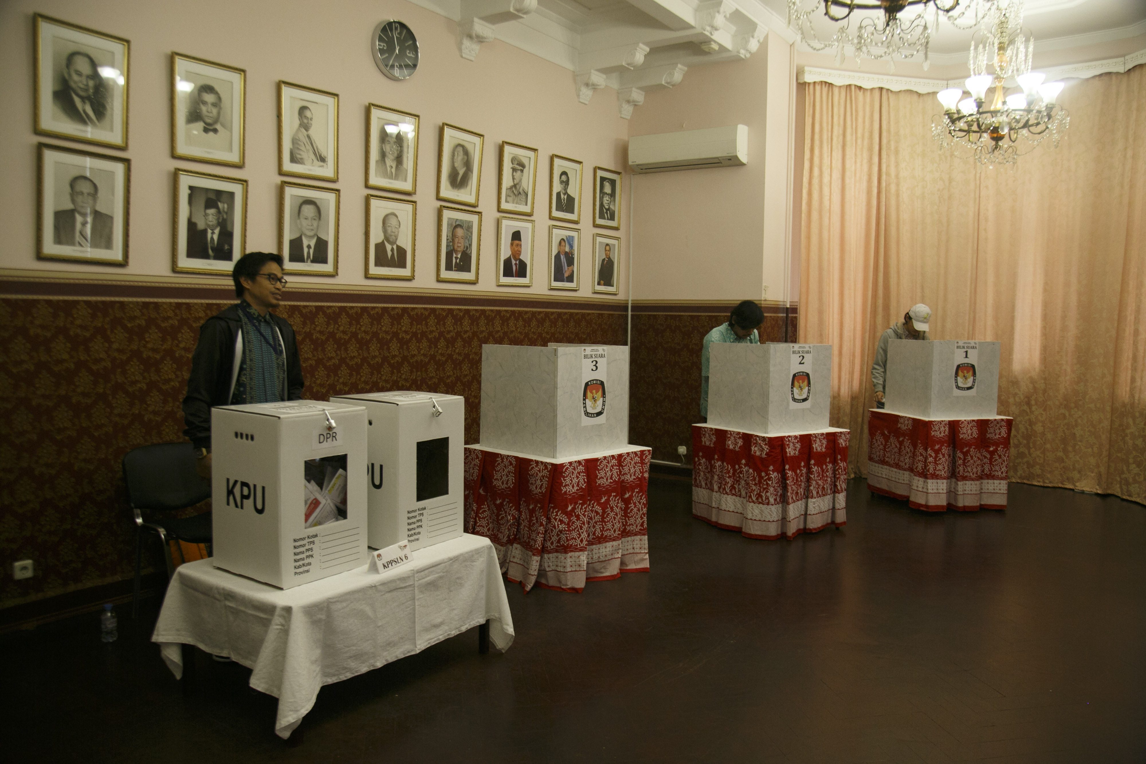 Warga Negara Indonesia menggunakan hak suaranya di Tempat Pemungutan Suara (TPS) di luar negeri