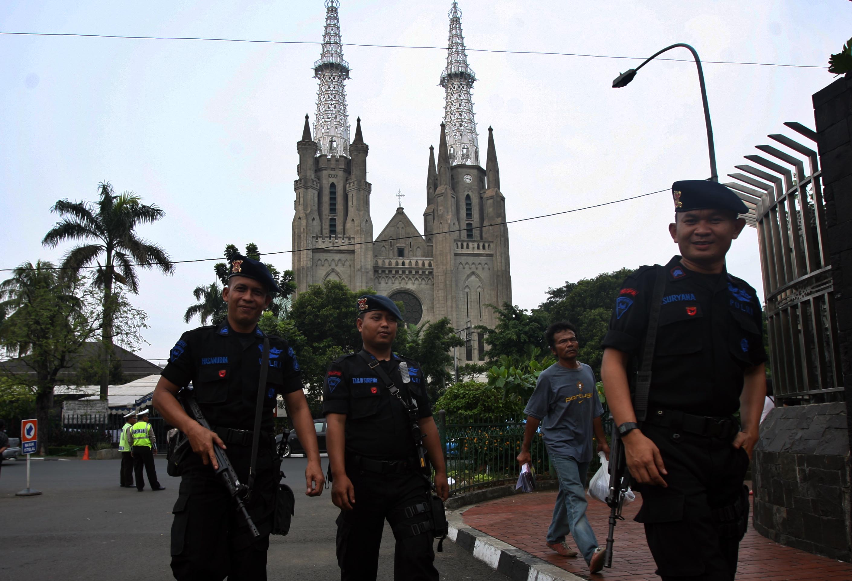 Polisi dari Brimob Polda Metro Jaya patroli