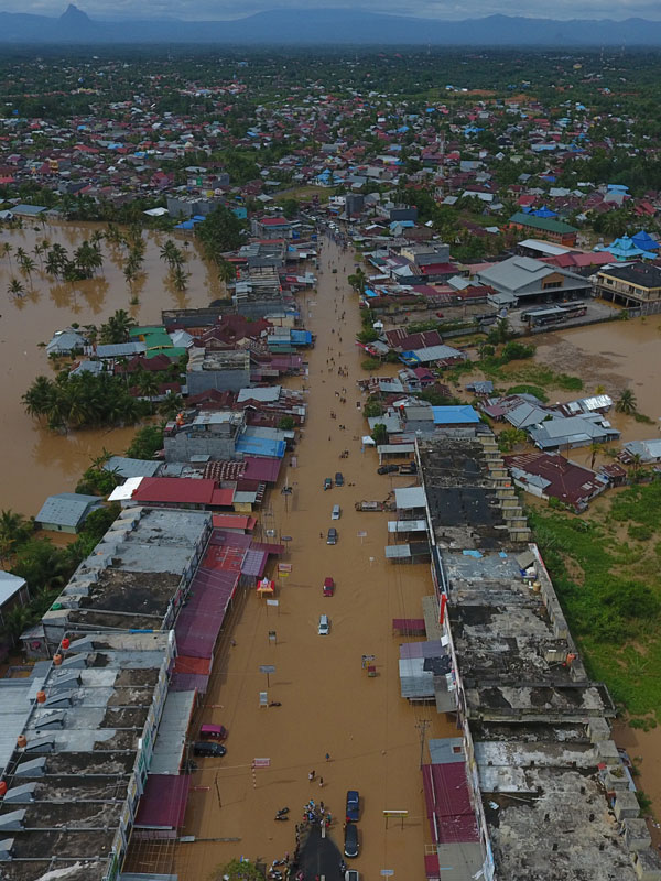 Foto udara kendaraan melintasi kawasan terdampak banjir di Kelurahan Rawa Makmur, Bengkulu, Sabtu (27/4/2019).
