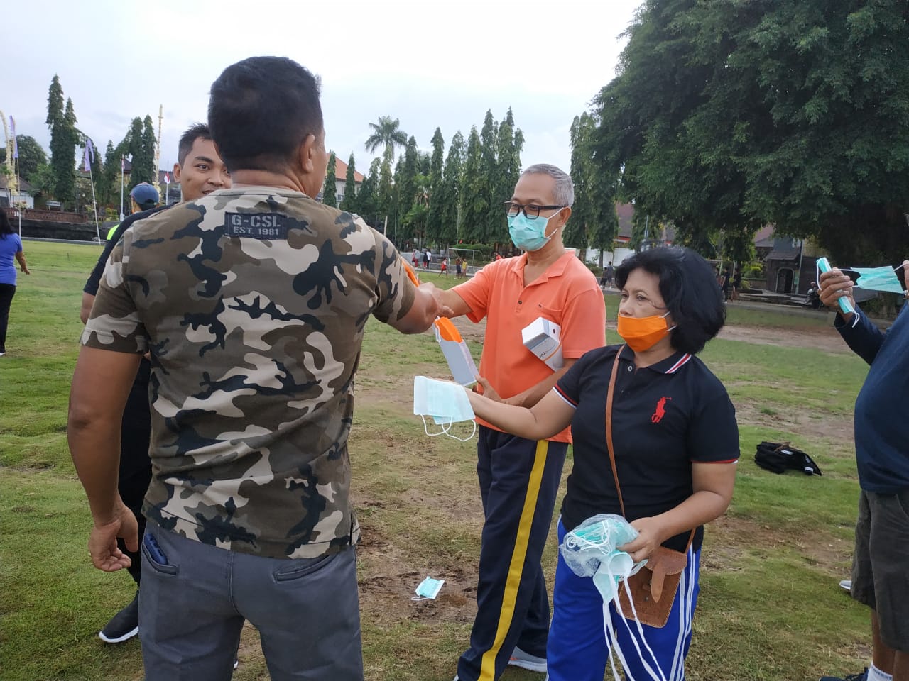 Petugas BPBD membagikan masker kepada warga terpapar debu vulkanik Gunung Agung.