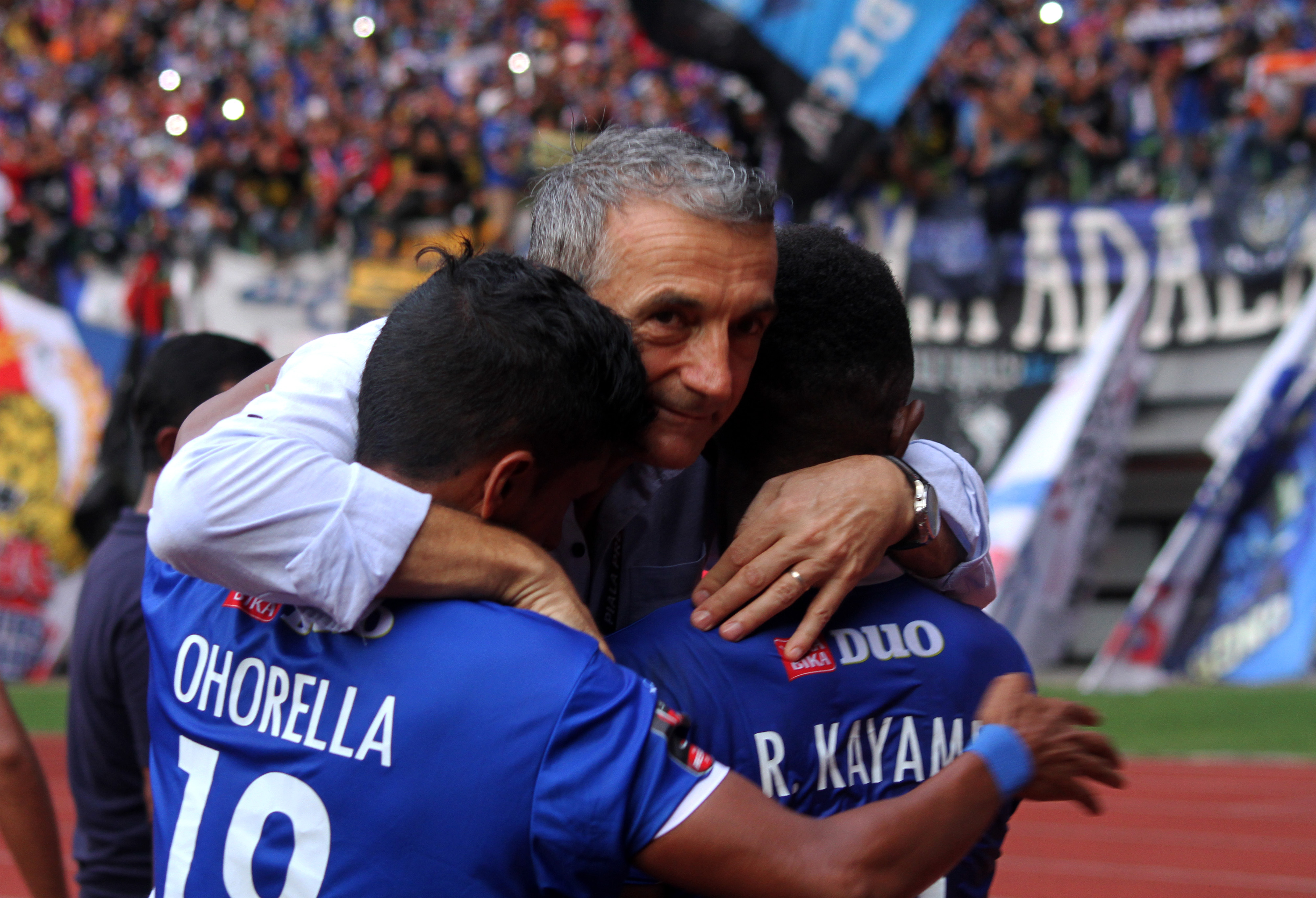 Pelatih Arema FC Milomir Seslija (tengah) memeluk pemainnya usai memenangkan laga perempat final Piala Presiden 2019 melawan Bhayangkara FC.