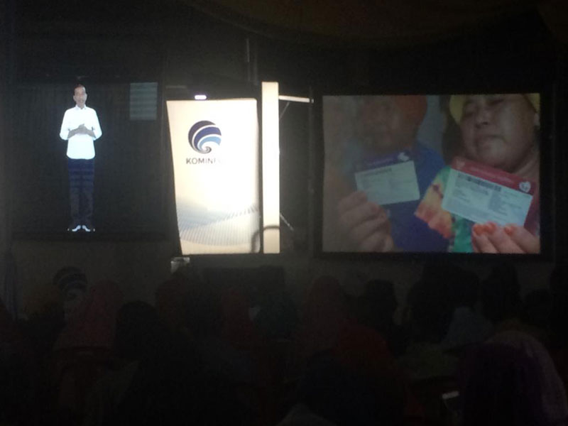 Presiden Joko Widodo (Jokowi) hadir dalam sebuah hologram peringatan Isra Mi'raj yang dih satu Yayasan Al Inayah Ciwaas Peuntas, Tasik.