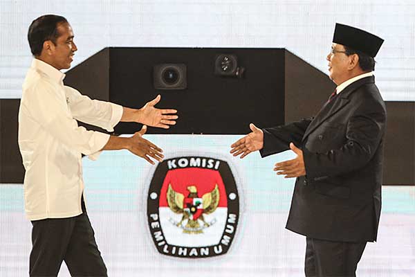 Capres nomor urut 01 Joko Widodo dan Capres nomor urut 02 Prabowo Subianto saling bersalaman seusai debat capres 2019 di Hotel Shangrilla, J