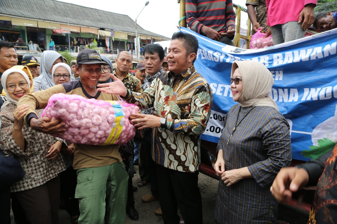 Gubernur Sumsel Herman Daru bersama Irjen Kemendag  Srie Agustina sidak di Pasar Lemabang, Palembang, Senin (29/4).