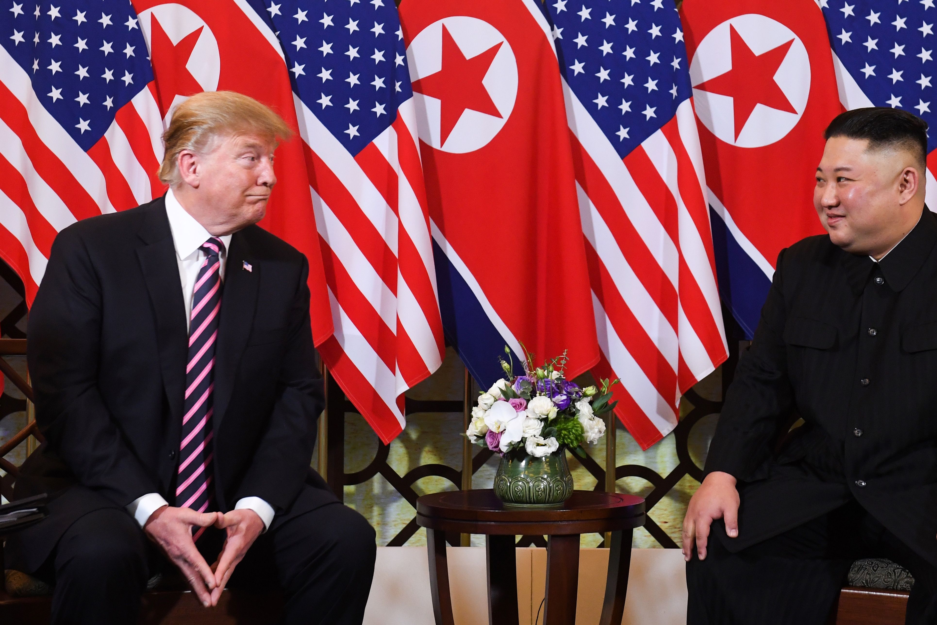 Presiden AS Donald Trump (kiri) dan pemimpin Korut Kim Jong-un saat bertemu di Hanoi, 27 Februari lalu.