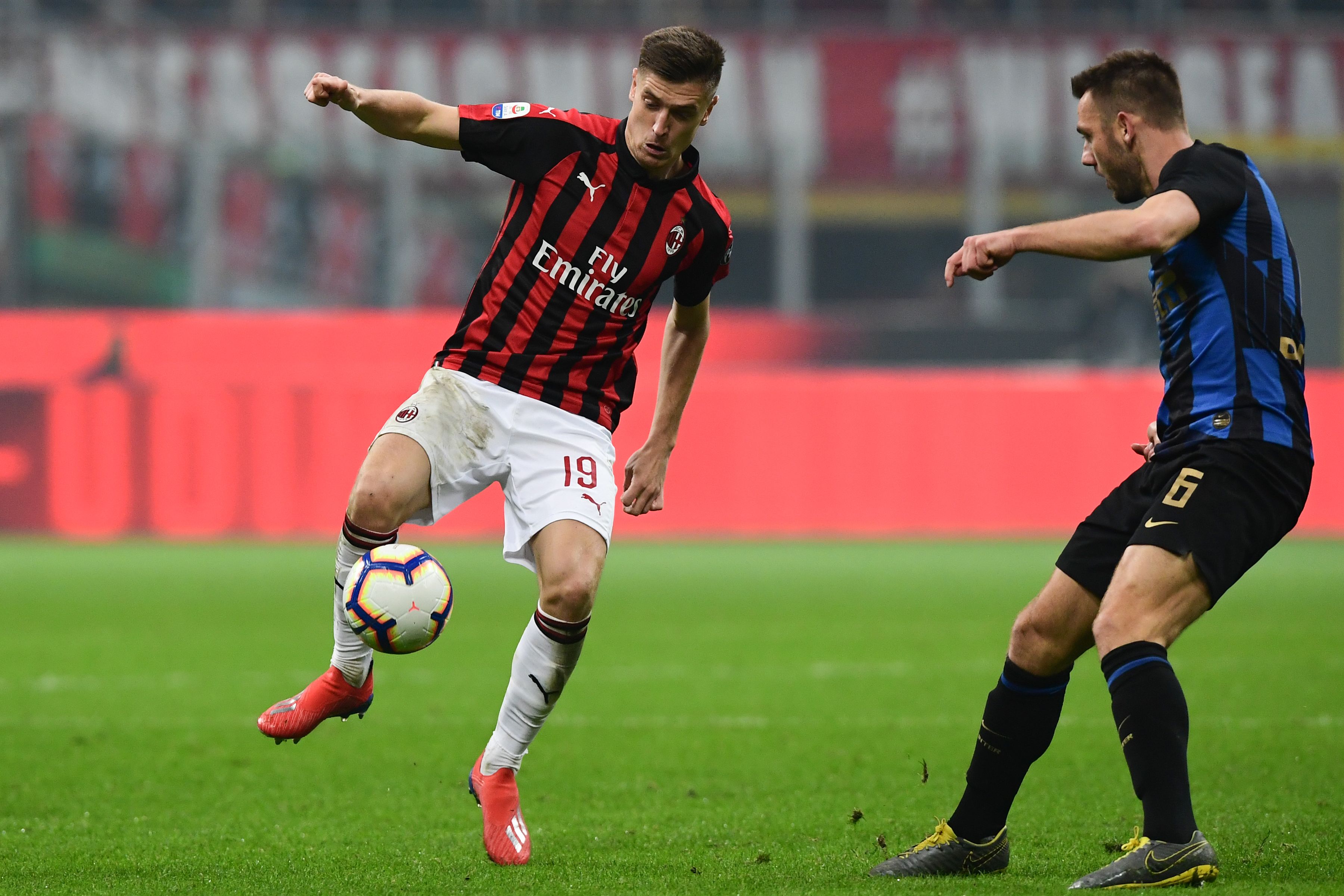 Penyerang AC MIlan  Krzysztof Piatek saat berusha melewati bek Inter Milan Stefan de Vrij